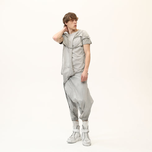 Fashion look of men’s anthracite raw seam T-shirt with sculptural shoulders and Junus Coban attitude.